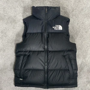 The north face väst - Det är en fin the north face väst i nyskick, det är storlek xs men passar S, nypris är 3000kr