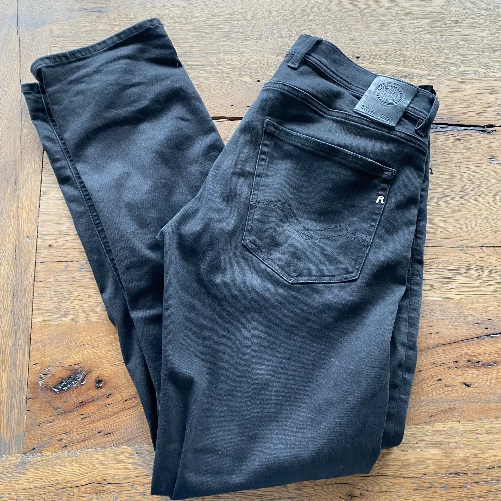 Ett par svarta reaplan jeans köpta i vintras från replay. Jag säljer dom för att jag tycker att dom inte passar mig😊 det är ett par svarta jeans med snygg tvätt i storlek 31 32. Jeansen är modellen grover😃. Jeans & Byxor.