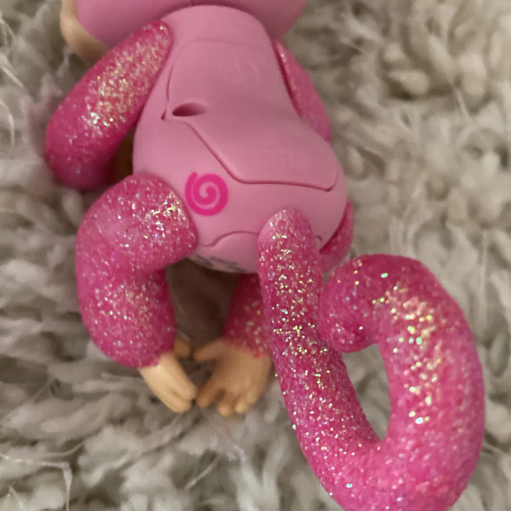 Jag säljer en fingerling, med söta,gulliga och roliga animationer! 🩷Väldigt fin färg har den faktiskt,rosa med glitter 😍Skulle passa perfekt till en 5-7 åring! 😊Den är i riktigt bra skick! Kostade 347 kr som ny! 🩵. Övrigt.