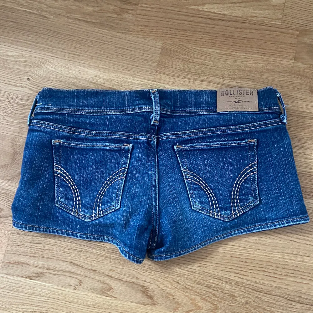 Lågmidjade shorts från hollister i w24/xs. Perfekt skick, inga defekter. Säljer då jag köpte fel storlek. Skriv om du har frågor eller för fler bilder💞💞. Shorts.