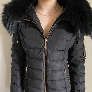 Säljer min holister jacka, endast använt 1 vinter, svart luva som man kan ta bort, storlek 38 men skulle säga att den passar S-M!!
