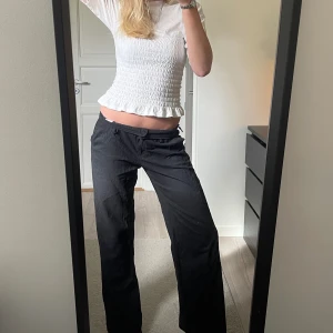 LÅGMIDJADE KOSYM/LINNEBYXOR!! - Säljer dessa super fina linne byxor som ser ut som kostymbyxor!! Det är super sköna och perfekta nu till våren och sommaren😊. Köparen står för frakten, hör av dig vid frågor! 🖤🖤🖤