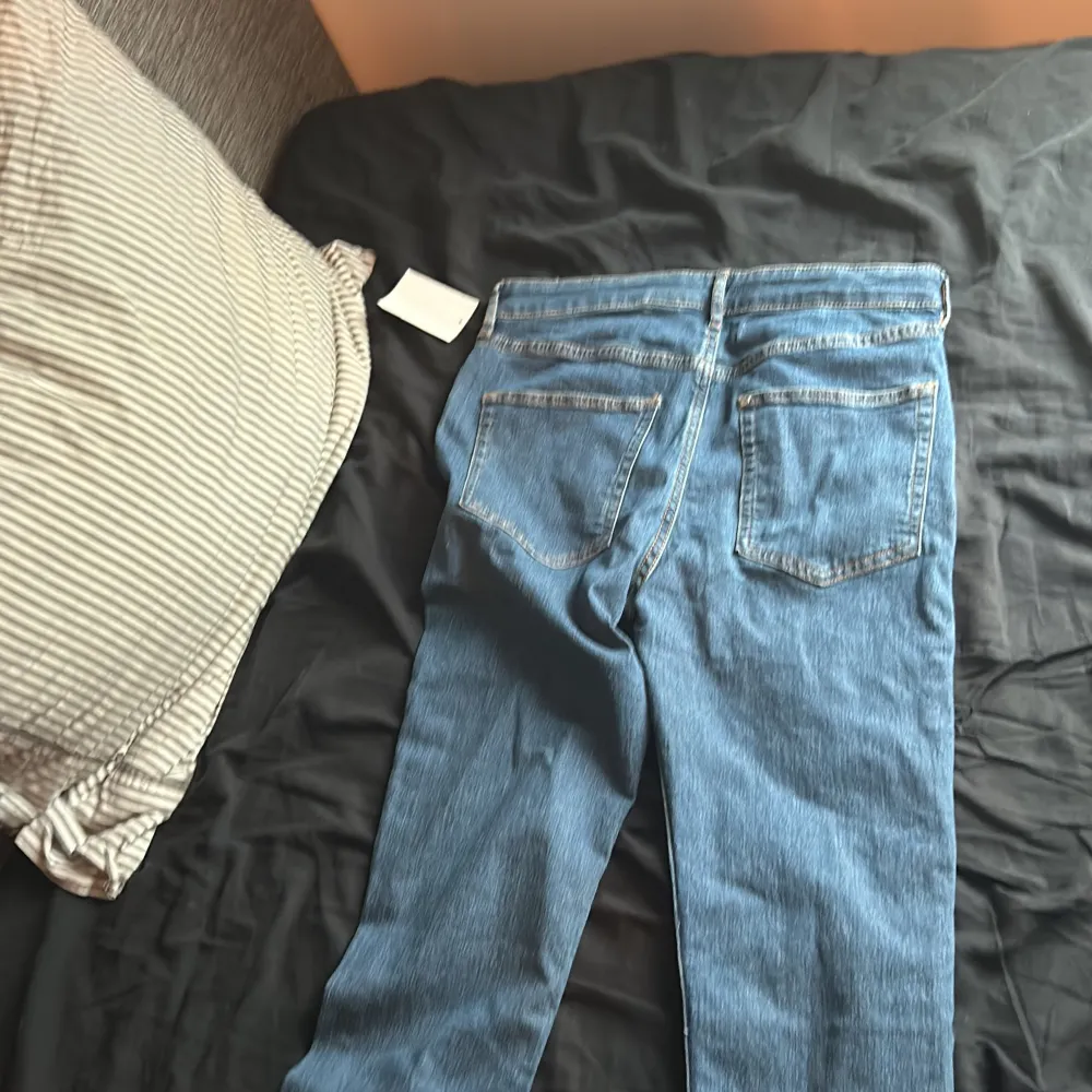 Säljer ett par jeans ifrån HM pågrund av att de har blivit för små och de är helt oanvända lappen är kvar och jag har endaste testat dem och de är i storlek 164 och är slim. Jeans & Byxor.