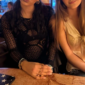 svarta tröja  -  Säljer nu på grund av att detta inte Passar mig längre