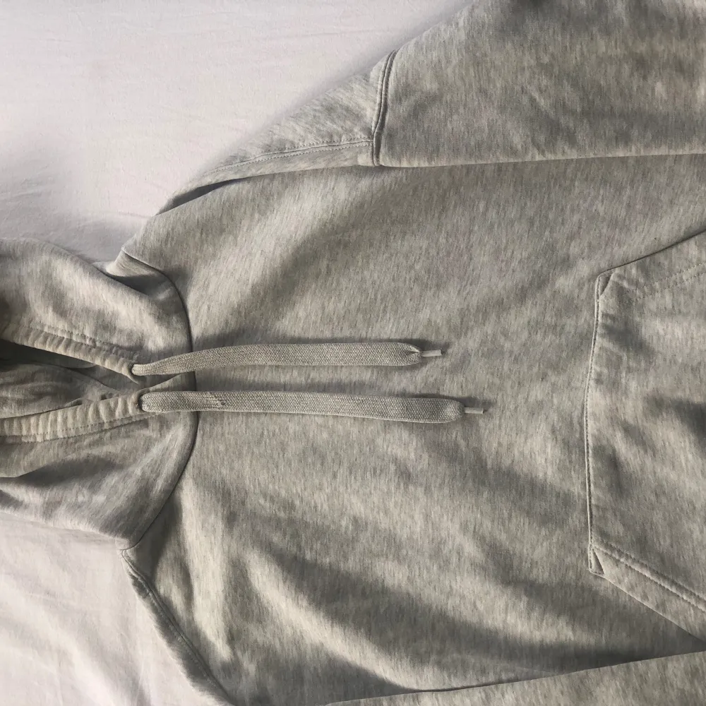 Säljer denna fina gråa hoodien som är från new yorker i storlek xxs🥰. Hoodies.
