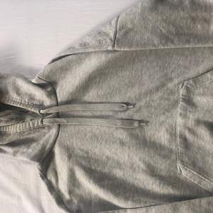 Säljer denna fina gråa hoodien som är från new yorker i storlek xxs🥰