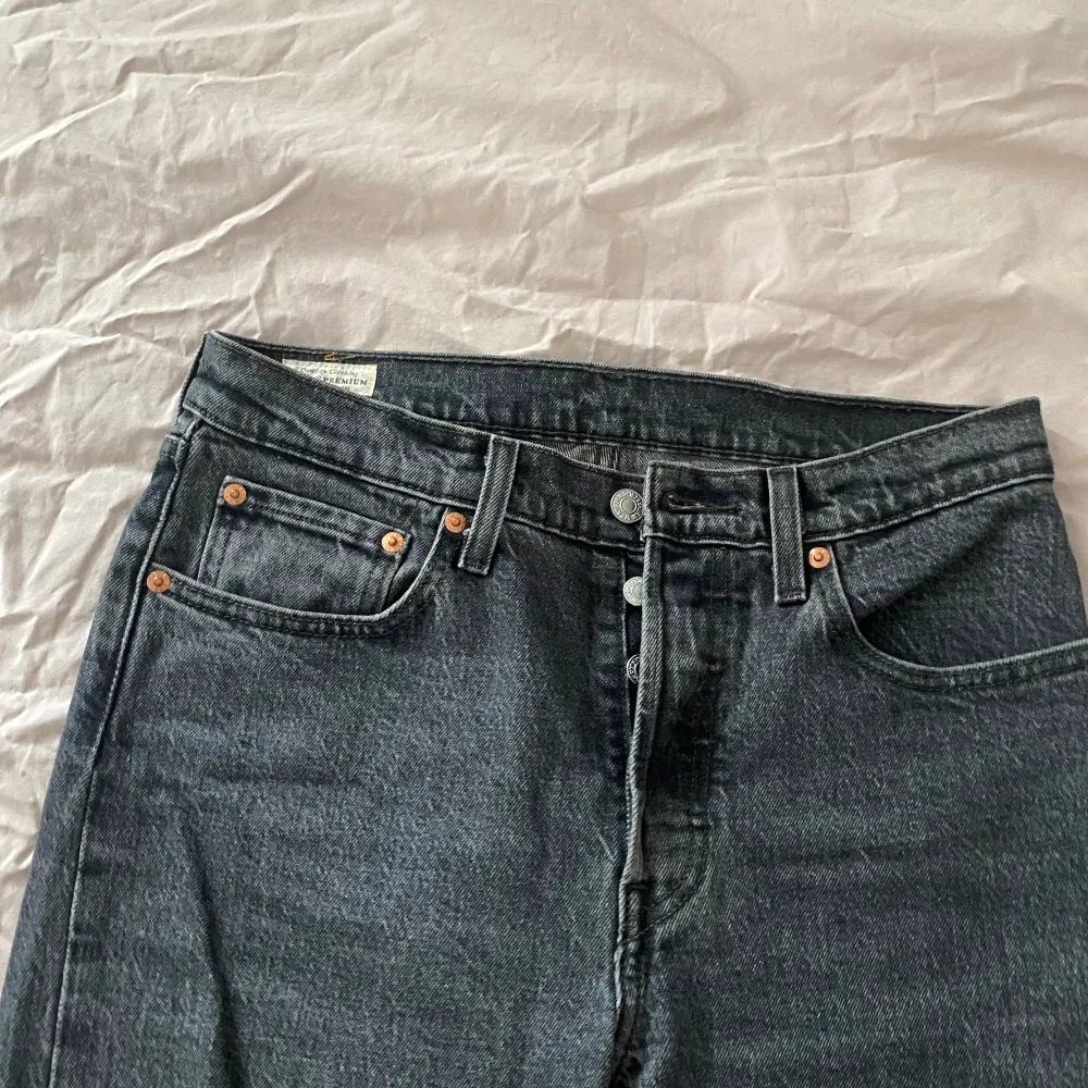 Mörkgråa Levi’s jeans i modellen 501. Väldigt bra skick, använd ett fåtal gånger. Storlek W27 L30. 🥰. Jeans & Byxor.