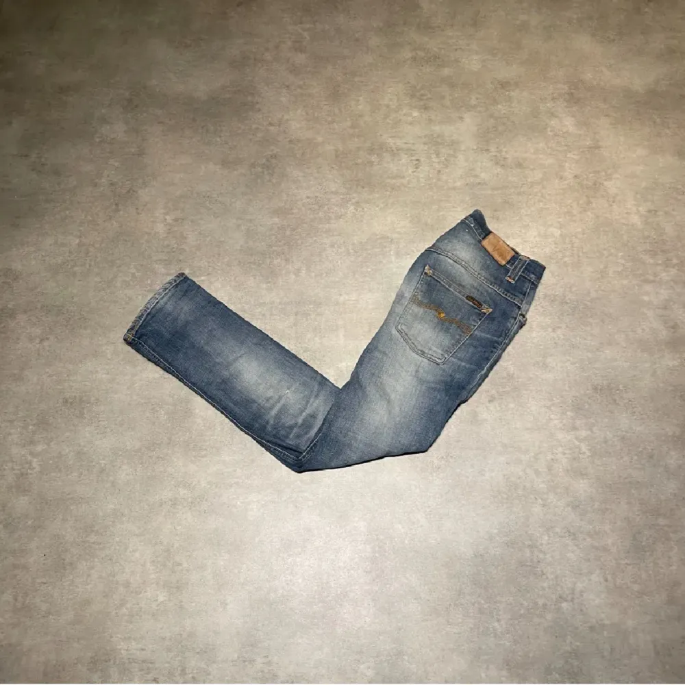Ripped nudie jeans. Riktig schyssta! Modellen är thin finn vilket motsvarar en slim fit passform på byxorna. Storlek: 31/32! Vid frågor och funderingar skriv PM!. Jeans & Byxor.