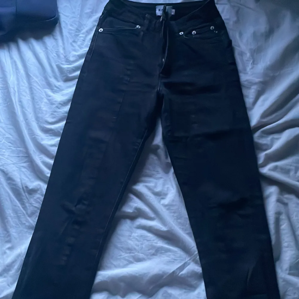 Svarta jeans fårn na-kd i storlek 32, det är en sluta längst ner vid benet. Jeans & Byxor.