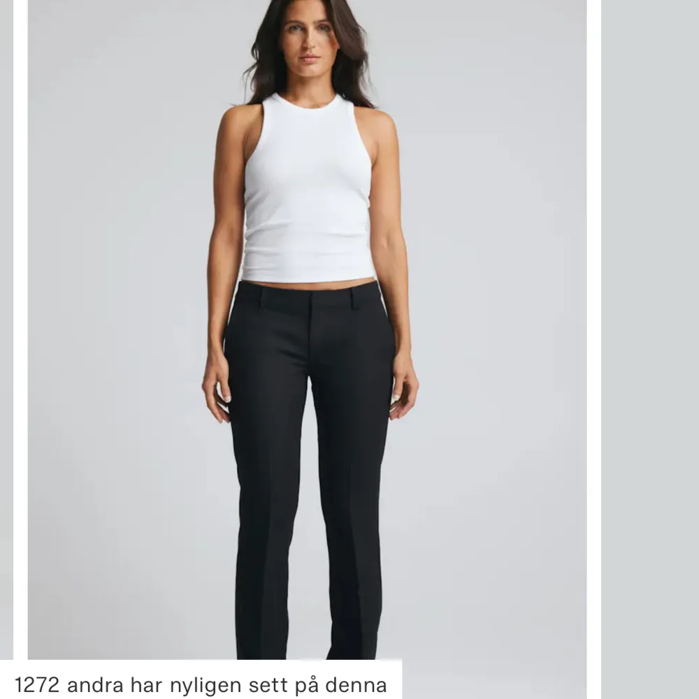 Säljer dessa skit snygga kostymbyxor från bik bok. Säljer då de är för stora på mig. De är i storlek 40 men skulle säga passar en s-m.. Jeans & Byxor.