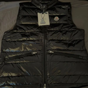 Moncler väst - Helt ny moncler väst finns i storlek M