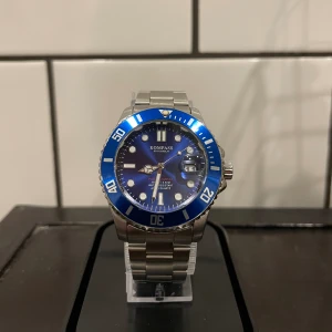 Kompass Stockholm klocka  - Dykarklocka från Kompass Stockholm, köpt från Prydligt för 1 400 kr förra året, och är knappt använd. Har en annan som jag använder ist.   Jäkligt snyggt blått ur som liknar Rolex Submariner.   Hör av er vid frågor!