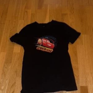 Blixten McQueen T-Shirt - Snabb T-Shirt ⚡️