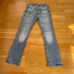 säljer dessa supersnygga bootcut jeans från Lee då de inte kommer till användning riktigt🩷pris går såklart att diskuteras det är bara att skriva om ni har några frågor💕 tryck helst inte på köp nu utan att ha pratat me mig innan❤️🥰 