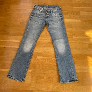 supersnygga bootcut jeans❣️❣️ - säljer dessa supersnygga bootcut jeans från Lee då de inte kommer till användning och lite stora🩷pris går såklart att diskuteras det är bara att skriva om ni har några frågor💕 tryck helst inte på köp nu utan att ha pratat me mig innan❤️🥰 