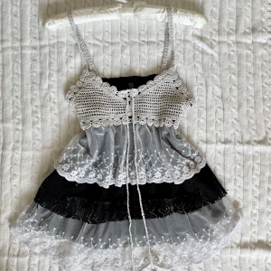 Volang topp  - Vacker och unik volang topp med spets! Storlek S, obs finns ett litet hål i den vita spetsen men inget som märks 💗🌺fin till sommaren💗 