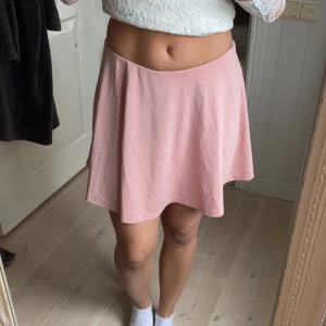 Kjol - Sommar kjol säljes, från shein. Knappt använd, jätteskön.  Stolrek s men passar även xs.
