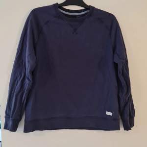 Marinblå sweatshirt från lager 157. Använt skick. Storlek: L i barnstorlek (XS)