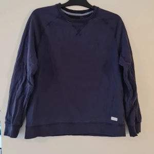 Marinblå Sweatshirt - Marinblå sweatshirt från lager 157. Använt skick. Storlek: L i barnstorlek (XS)