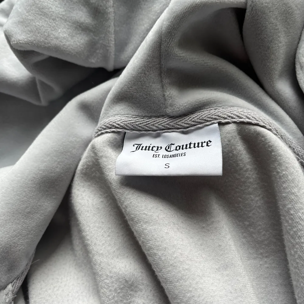Snygg, mjuk och skön juicy couture hoodie I silver nyans.  I nyskick. . Hoodies.