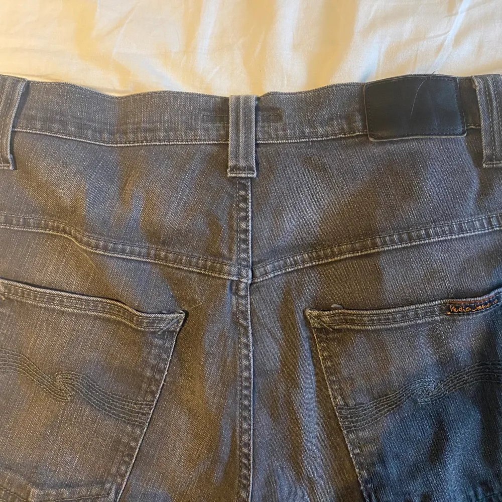 Ett par riktigt feta nudie jeans (thinn Finn) i färgen mörkgrå. Jeansen har använts ett tag men är fortfarande i väldigt bra skick. Min kompis på bilden är ca 175. . Jeans & Byxor.