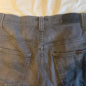Ett par riktigt feta nudie jeans (thinn Finn) i färgen mörkgrå. Jeansen har använts ett tag men är fortfarande i väldigt bra skick. Min kompis på bilden är ca 175. 