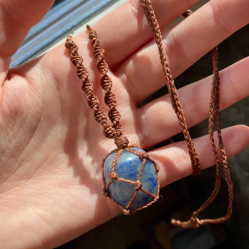 Kristall halsband/ talisman gjord med kärlek 🧿🪬💙 Kristallen är en äkta blå kvarts 💙 Längden på halsbandet går att justera 💙. Accessoarer.