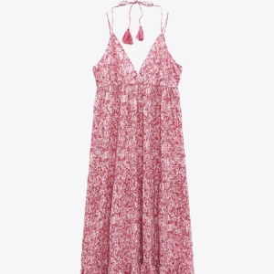 rosa lång klänning  - rosa långklänning från zara i stl XS med ”blommigt” mönster. såååå fin till sommaren. bilderna är lånade förutom sista bilden som är min. aldrig använd med lappen kvar! skriv för fler bilder eller frågor!