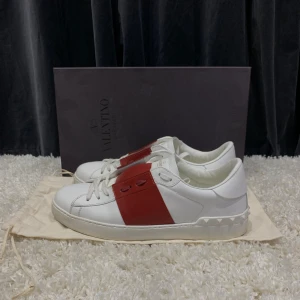 Valentino Opens (kvitto) - Säljer nu dessa supersnygga Valentinos som är perfekta till sommaren. Strl 42 med passar även 43. Tillkommer Kvitto, box, dustbag, Valentino kort och nya skosnören. Nypris ca 7000kr, mitt pris: 3499kr