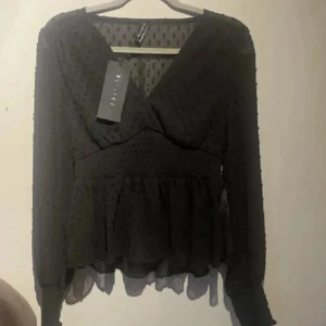 Svart blus - Så snygg blus i fint skick💗Köpte på plick men tyckte inte att den satt så bra på mig. Vet inte riktigt storlek men passar mig med S💕första bilden är lånad