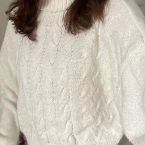 Stickad vit polotröja  - En fin vit stickad polotröja. Den har inga lappar men passar mig som vanligtvis har xs och s, och är i perfekt skick då den endast använts ett fåtal gånger. Endast lite nopprig.