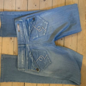 Lågmidjade bootcut jeans - Y2k lågmidjade bootcut jeans Storlek S Jag är 164 cm  Från Auposen Väldigt bra skick! 