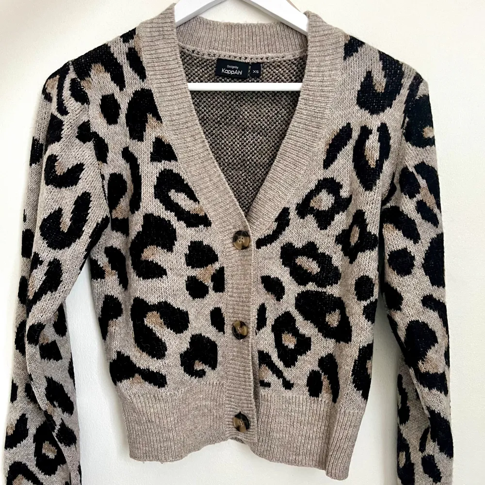 Superfin leopardmönstrad stickad tröja/ kofta. Den är från Kappahl i strl XS. Knappt använd. . Tröjor & Koftor.