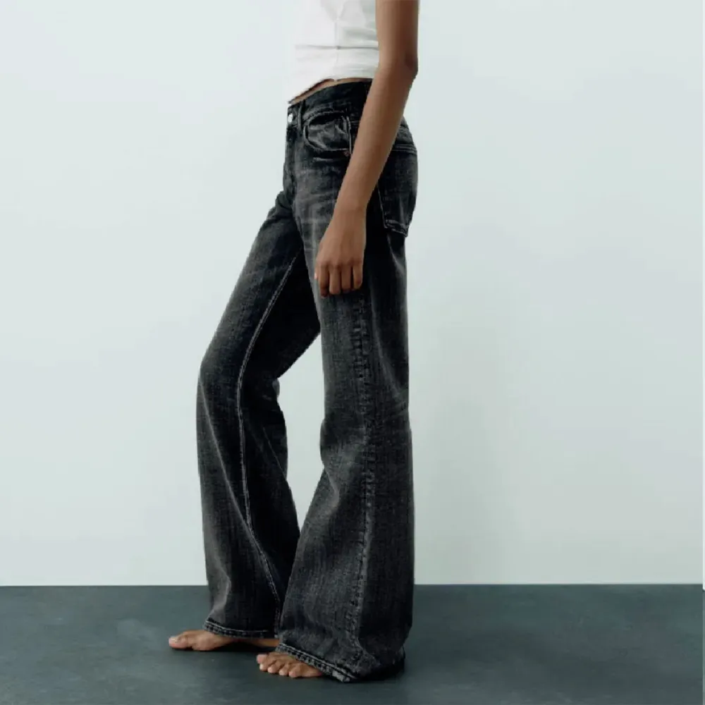Söker dessa jeans från zara i storlek 32 eller 34 för rimligt pris ☺️. Jeans & Byxor.