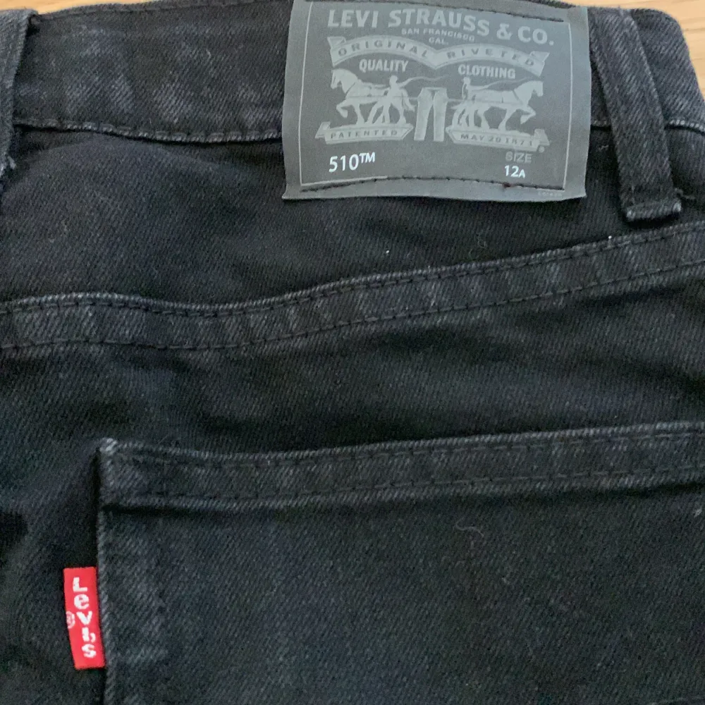 Levis jeans modell 510 stl 12 svarta, fint skick . Jeans & Byxor.