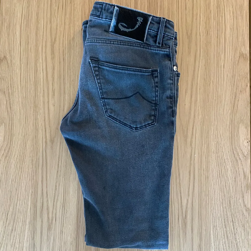 Säljer ett par väldigt ovanliga Jacob Cohen jeans i väldigt bra skick. Style 696 och passar alla mellan 170-180cm. Hör av er vid intresse!. Jeans & Byxor.