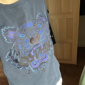 Kenzo Tröja - Jättefin Kenzo tröja. Köpt för 1 500 kr säljer för 600 kr! Går att mötas upp i Täby och på TC men går även att postas.