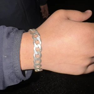 Silver armband  - Helt äkta silver haft den ett tag men köpte en ny så tänkte sälja denna 
