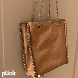 brun väska från zara, aldrig använd och inga defekter 