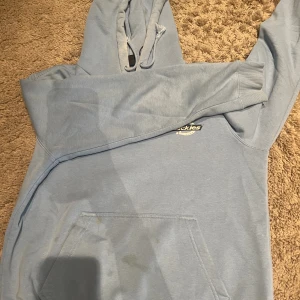 Tröja - Den är i storleken M men passar L också. Den är ganska oversize. Lite fläckigt men det funkar att ta på sig. Den är i färgen blå och är en fin märke. 