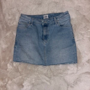 Ljusblå lågmidjad jeanskjol  - Superbra skick, aldrig använd💖