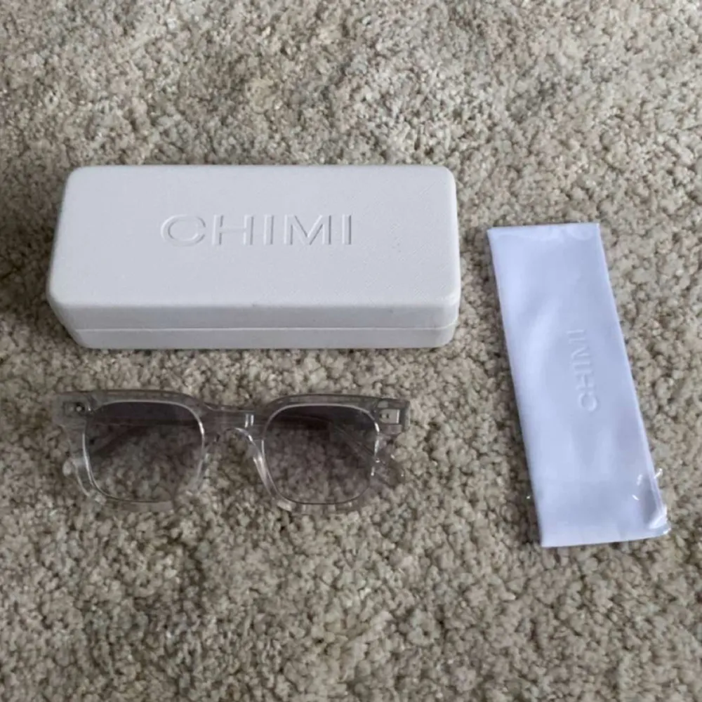 Säljer mina splitter nya chimi (färg Grey/klar) solglasögon nypris 1350 kr säljer dem pga jag har flera andra par. Dem passar perfekt till sommaren, vår och höst. Skriv privat för frågor och prisförändringar ✨. Övrigt.