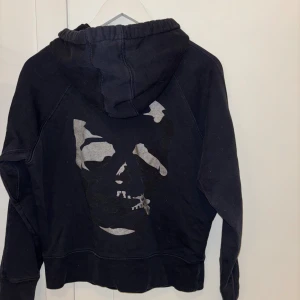 Marinblå Zadig&Voltaire hoodie - Cool marinblå Zadig&Voltaire hoodie med en döskalle på ryggen. Köpt i USA för två år sen, väldigt bra skick! 