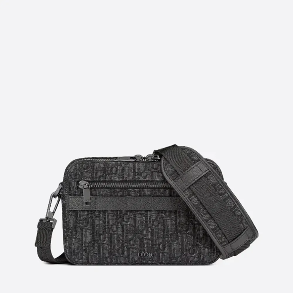 Black Dior Oblique jacquard Ruthenium-finish brass 'DIOR' signature on the front Interior embossed with 'DIOR' signature   Original pris: 9999. Väskor.