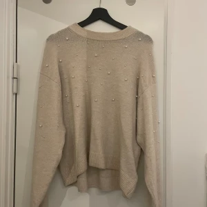 Beige stickad tröja - Jättefin beige stickad tröja med pärlor som detaljer