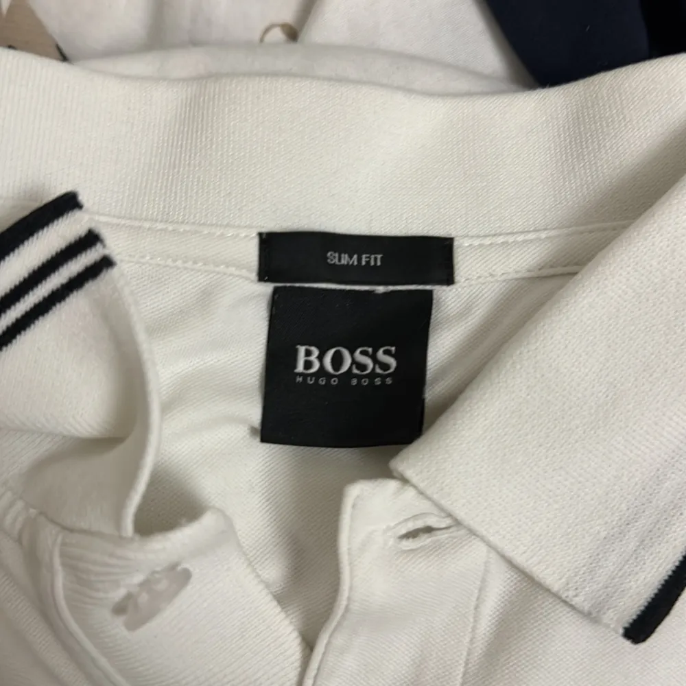 Säljer denna Hugo boss tröjan, den är i jätte fint skick. Äkta såklart. T-shirts.