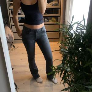 Lågmidjade jeans ifrån Gina Tricot. De är ifrån Gina Young i strl 170 men passar mig som är 170 och brukar ha strl 34/36💕💕