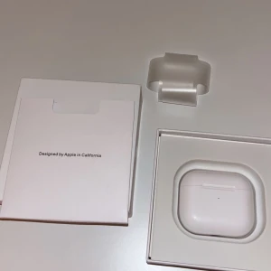 Trådlösa hörlurar  - Säljer mina hörlurar (gen 3) som jag fått från mitt jobb, laddare och allt annat som finns till ingår självklart, hör gärna av dig vid frågor(: