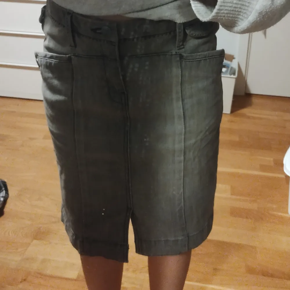 Mango jeans kjol i färgen grå, väldigt bra skick. Har aldrig använt, bara testat. Storlek 34. Medellång, runt knäna/låren, jag är 154 cm. . Kjolar.