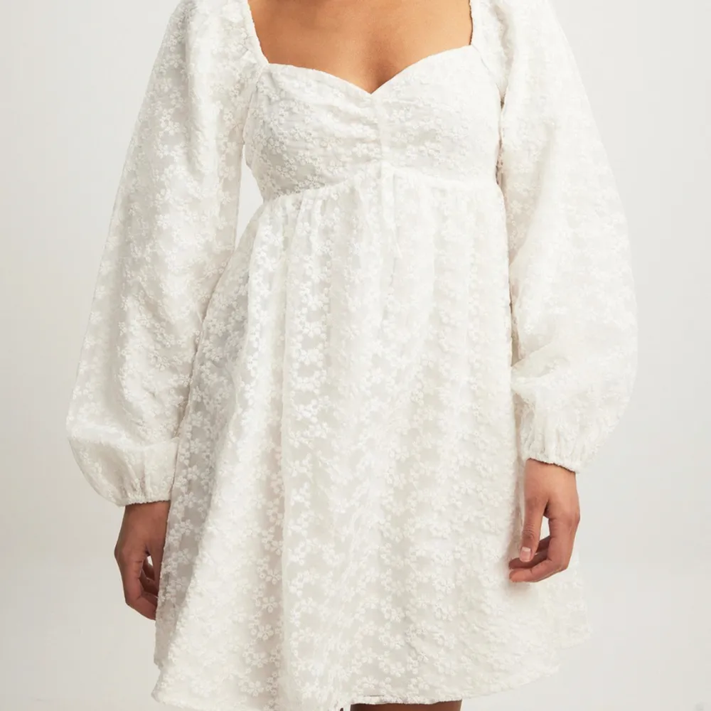 Super fin vit klänning från NAKD perfekt till student🤍 Helt ny med prislapp kvar! Storlek 32 men passar mig som vanligtvis har runt 34🫶🏻Nypris 599 och nästan helt slutsåld på hemsidan. Klänningar.